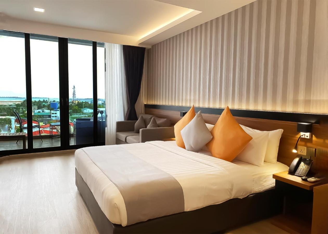 Triton Prestige Seaview And Spa Maafushi Esterno foto