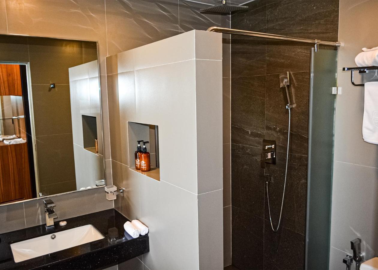 Triton Prestige Seaview And Spa Maafushi Esterno foto