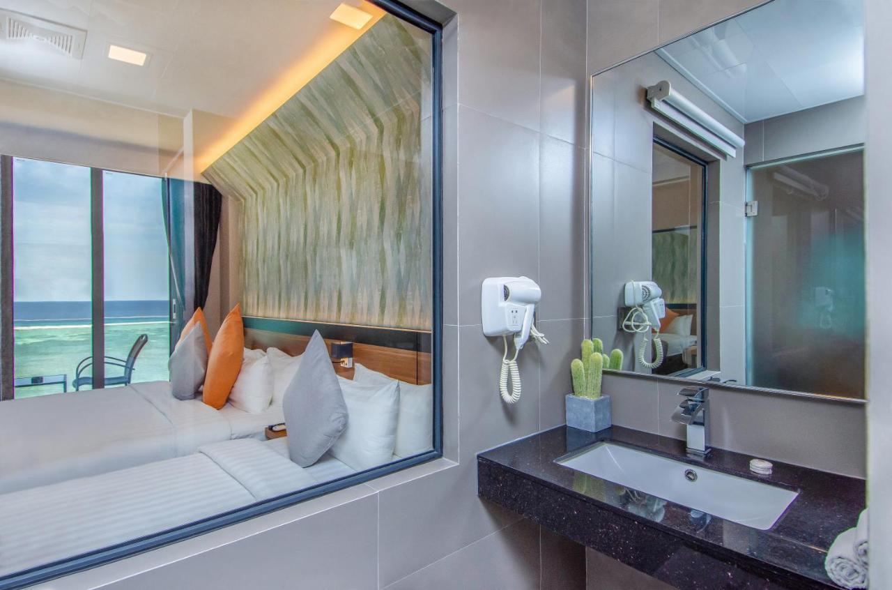 Triton Prestige Seaview And Spa Maafushi Esterno foto